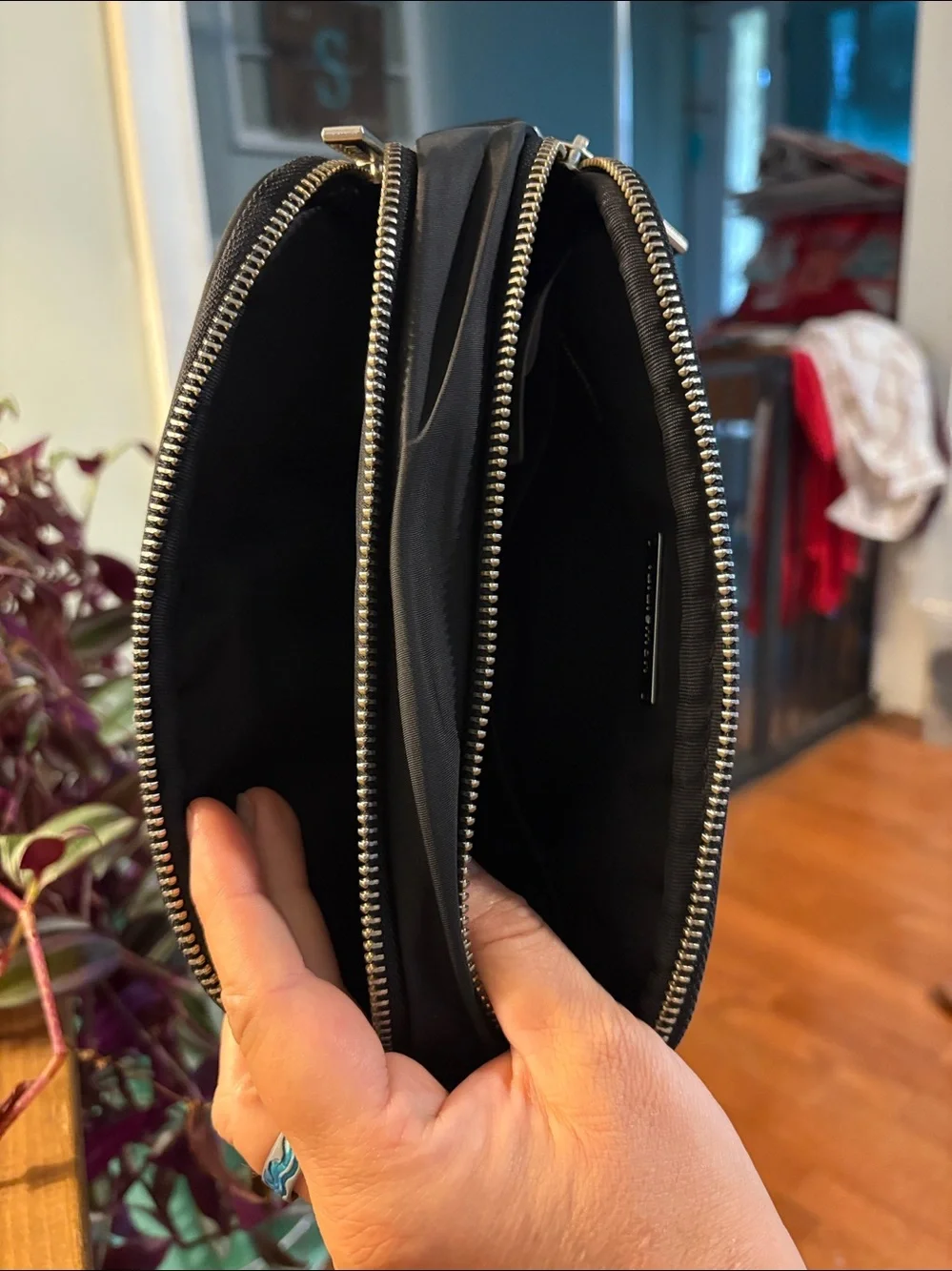 Lululemon Crossbody Camera Bag 2L - Black with Silver Hardware excellent - Picture 5 of 5